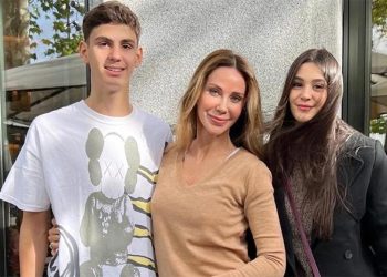 ‘Anneleri değil de ablaları gibi’ Ünlü model çocuklarıyla İspanya’da…