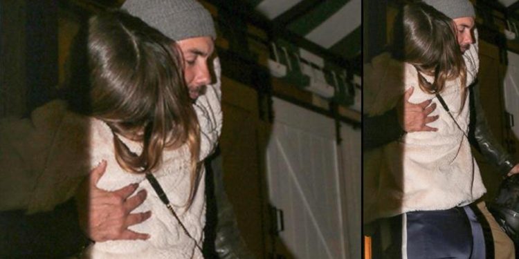 Artık yeniden dedikodu çıkacak… Kapı önünde sarmaş dolaş oldular