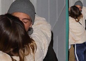 Artık yeniden dedikodu çıkacak… Kapı önünde sarmaş dolaş oldular