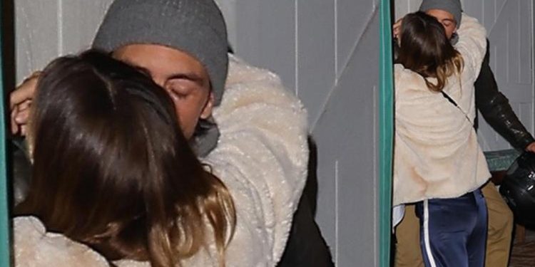 Artık yeniden dedikodu çıkacak… Kapı önünde sarmaş dolaş oldular