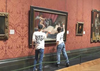 ‘Aynadaki Venüs’e çekiçli atak