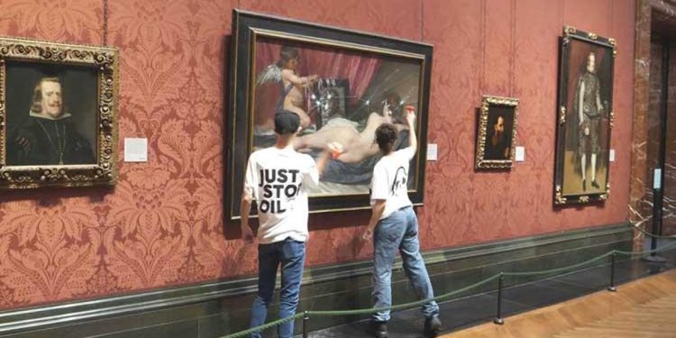 ‘Aynadaki Venüs’e çekiçli atak