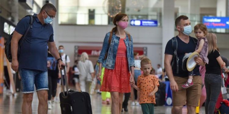 Bakan Ersoy: 10 ayda Türkiye’ye 50,2 milyon turist geldi