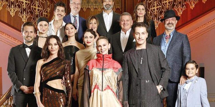 Bihter galasında Farah Zeynep Abdullah’ın kıyafeti sinemadan daha çok konuşuldu