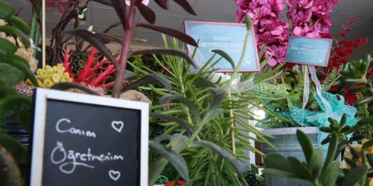 Çiçekçilerde Öğretmenler Günü mesaisi