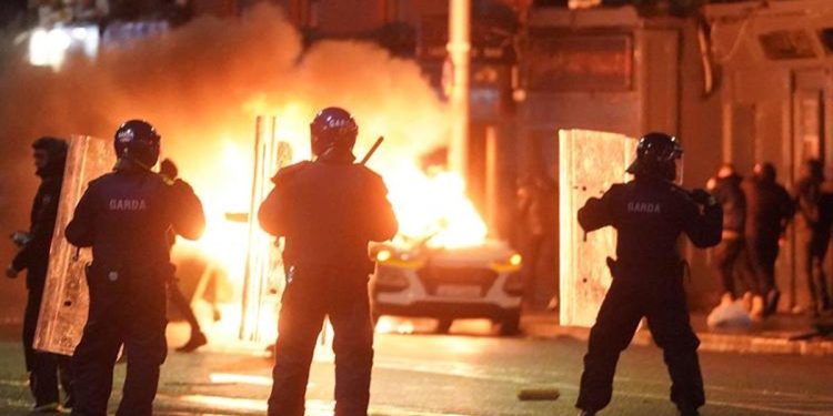 Dublin’de bilanço netleşti: Olaylı gecede 34 gözaltı