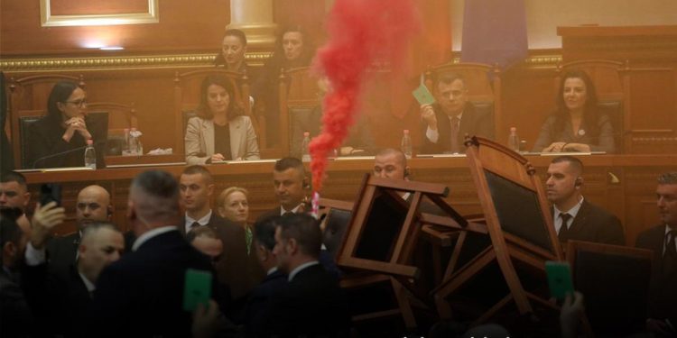 Dünya bu imgeleri konuşuyor… Arnavutluk’ta parlamento karıştı: Muhalefet partisi vekilleri sis bombası attı