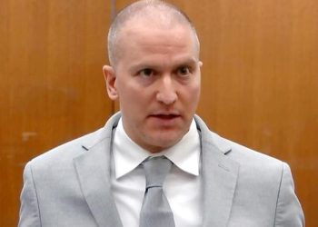 George Floyd’u öldüren eski polis bıçaklandı