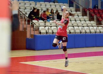 Hentbolla hayata tutunan şampiyon kızlar