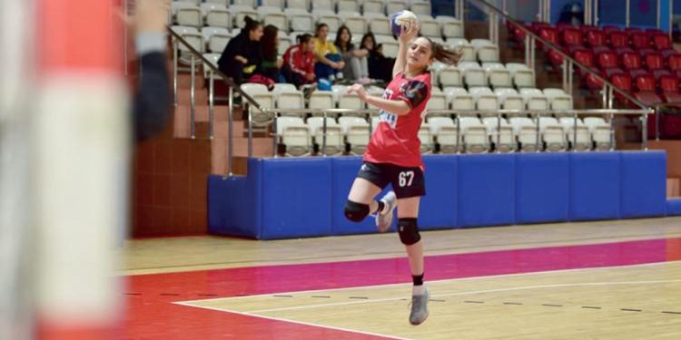 Hentbolla hayata tutunan şampiyon kızlar