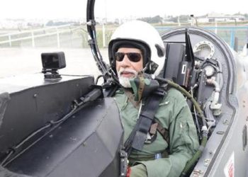 Hindistan Başbakanı yerli savaş uçağı ile deneme yaptı