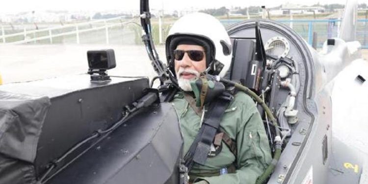 Hindistan Başbakanı yerli savaş uçağı ile deneme yaptı