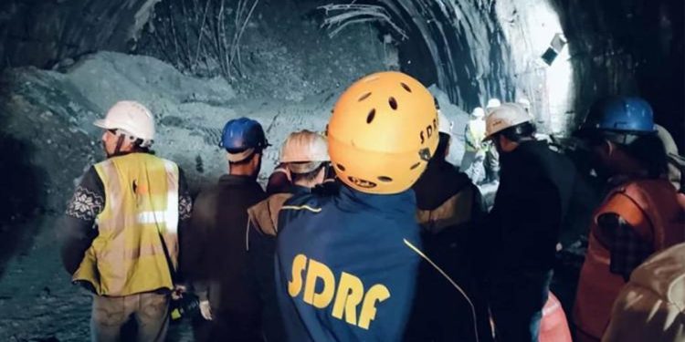 Hindistan’da tünel çöktü: 40 emekçi mahsur kaldı