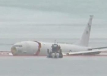 İmajlar ABD’den… Uçak pisti geçip denize düştü