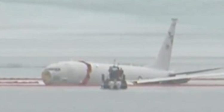 İmajlar ABD’den… Uçak pisti geçip denize düştü