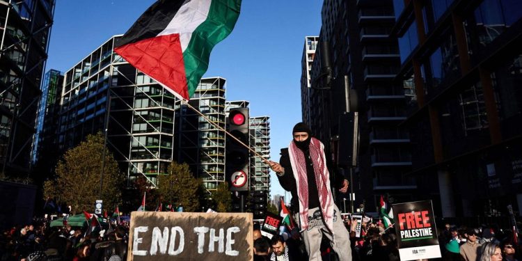 İngiltere’de dev Gazze yürüyüşü! 300 bin kişi “ateşkes” için yürüdü