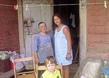 İpte asılı mandallar, iki tahta sandalye… Zehra ile Kaya köy evinde!