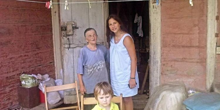 İpte asılı mandallar, iki tahta sandalye… Zehra ile Kaya köy evinde!