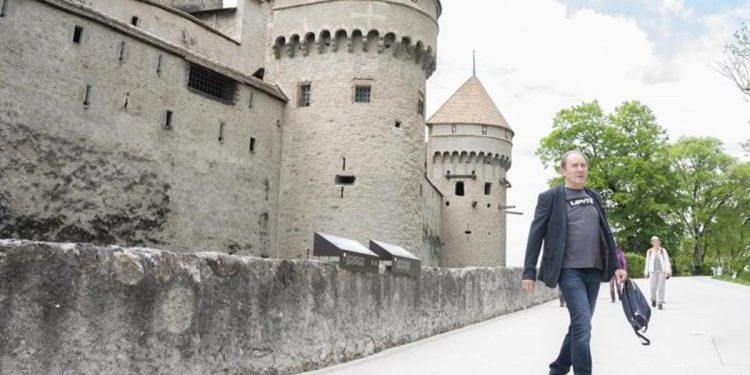 İsviçre’de bir birinci: Parkinson hastası nöroprotez ile tekrar yürümeye başladı