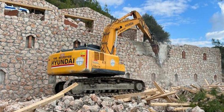Kaş’ta kaçak yapılar yıkılıyor