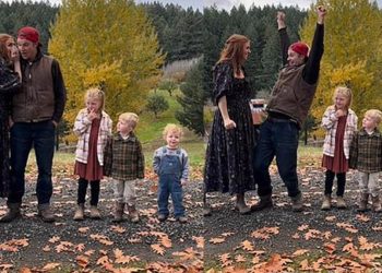 Keyifli haberi kulağına fısıldadı… Dördüncü bebek yolda!