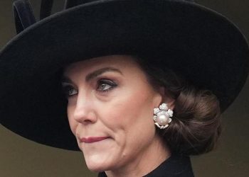 Kim söylemiş her şeyin değiştiğini: Balkona çıktı, kocasına büyük aşkını ‘fısıldadı’