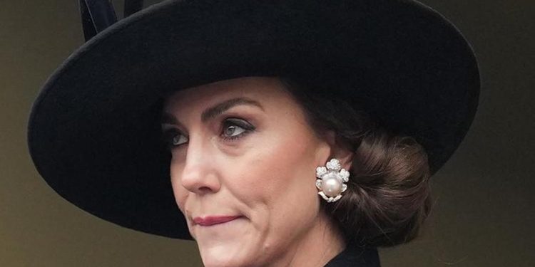 Kim söylemiş her şeyin değiştiğini: Balkona çıktı, kocasına büyük aşkını ‘fısıldadı’