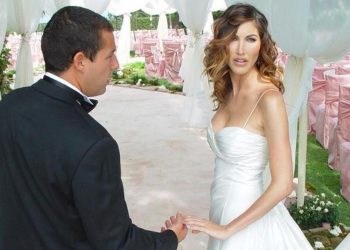 Kızlarım beni kamera karşısında o halde görmekten nefret ediyor… Lakin karım için sorun değil: Bırakın babanız öpüşsün!