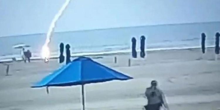 Kolombiya’da fecî olay: Plajda yıldırımın isabet ettiği bayan hayatını kaybetti