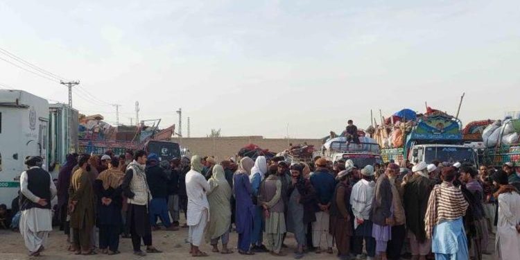 Müddet sona erdi, Pakistan’daki binlerce Afgan mülteci ülkesine dönüyor