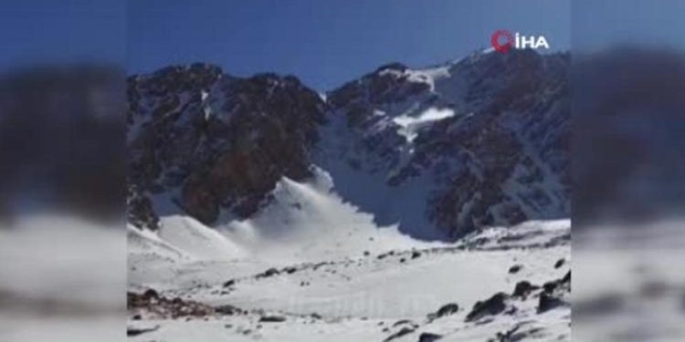 Oştorankuh Dağlarına tırmanan 5 dağcı çığ altında kaldı