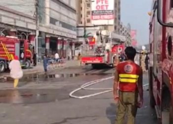 Pakistan’da alışveriş merkezinde yangın çıktı: 11 kişi hayatını kaybetti