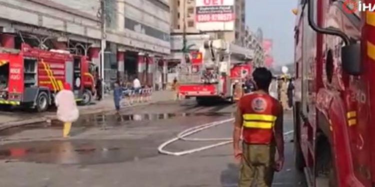 Pakistan’da alışveriş merkezinde yangın çıktı: 11 kişi hayatını kaybetti