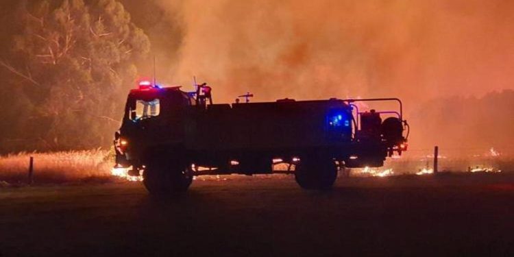 Perth yangınında 8 mesken daha kül oldu