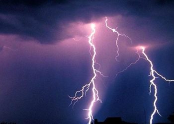 Plajda yıldırımın isabet ettiği bayan hayatını kaybetti