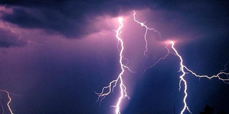 Plajda yıldırımın isabet ettiği bayan hayatını kaybetti