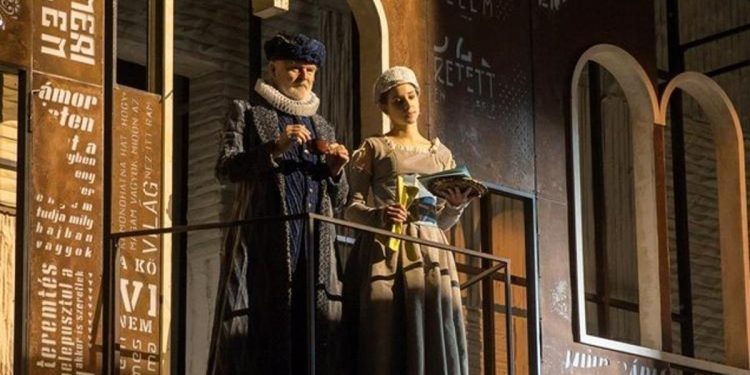 Romeo ve Juliet’i oynayan tiyatrocular balkondan düştü: İkisinin de durumu ağır