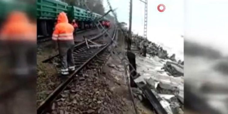 Rusya ve Ukrayna’da fırtına alarmı! 3 kişi hayatını kaybetti, Kırım’da OHAL ilan edildi