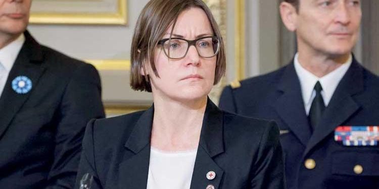 Takasta Kızılhaç rehineleri taşıyor