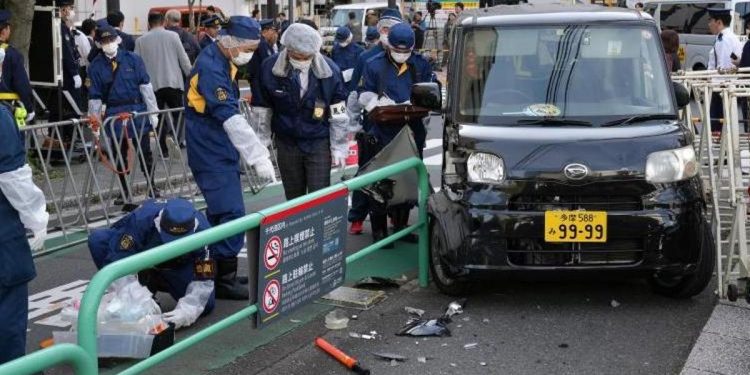 Tokyo İsrail büyükelçiliği önünde hareketli dakikalar