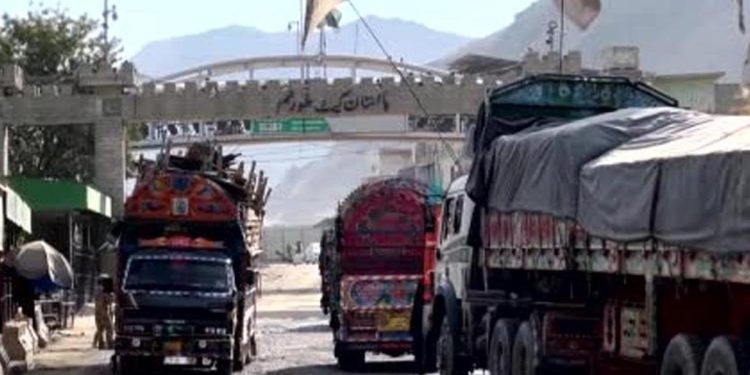 Yasa dışı 370 bin Afgan göçmen Pakistan’dan ayrılıp ülkesine döndü