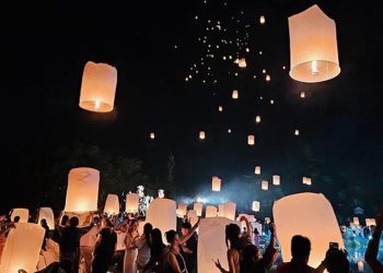 Yılın son dolunay gecesi kutlandı… Tayland’da “Yüzen Fener Festivali” renkli manzaralar oluşturdu