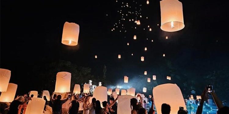 Yılın son dolunay gecesi kutlandı… Tayland’da “Yüzen Fener Festivali” renkli manzaralar oluşturdu