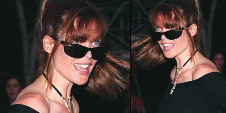 Zevk olsun diye erotik pozlarını satıyor… Anneme söyledim… ‘Zamana uyman yeterli olmuş’ dedi