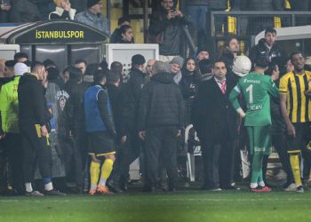 İstanbulspor, Trabzonspor maçında sahadan çekildi!