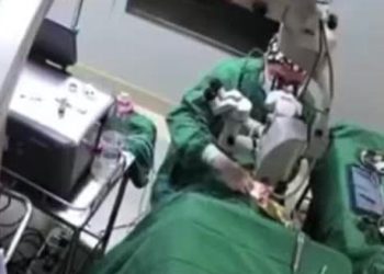 Ameliyat sırasında hastaya yumruk attı