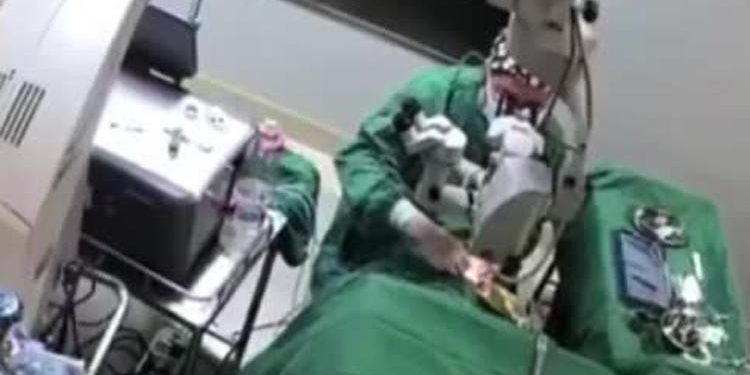 Ameliyat sırasında hastaya yumruk attı