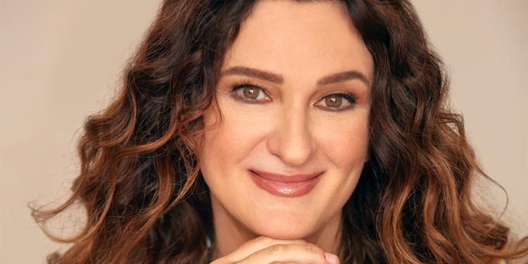 Anjelika Akbar’dan “Başlangıç”