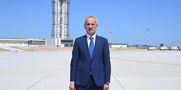 Bakan Uraloğlu açıkladı: Yeni pisti iniş, eski pisti kalkış için kullanacağız