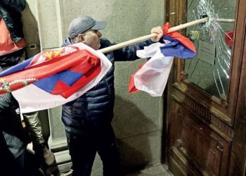 Belgrad’da muhalifler Meclis binasını bastı